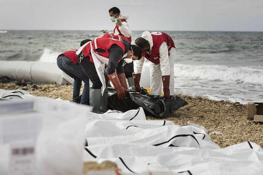 Δεκάδες σοροί προσφύγων ξεβράστηκαν στις ακτές της Λιβύης