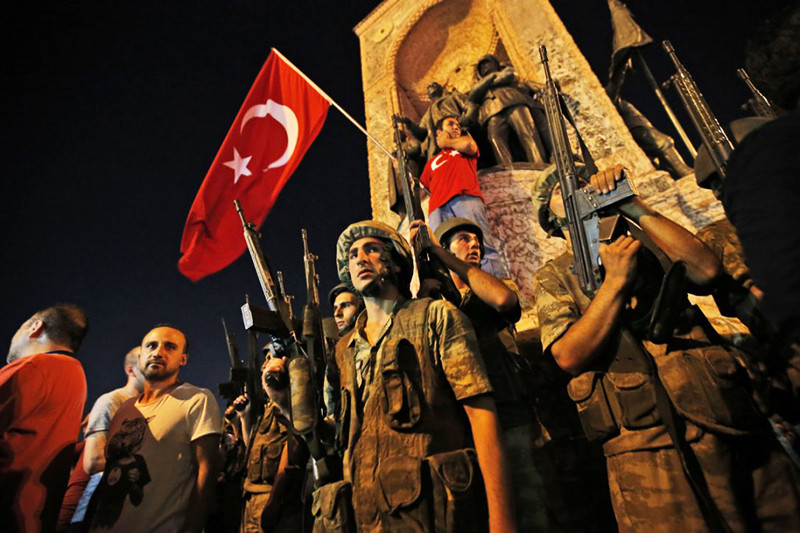 Ο Ερντογάν δημιουργεί έναν παράλληλο στρατό με οπαδούς του