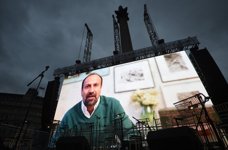 Λονδίνο: H πλατεία Τραφάλγκαρ έγινε υπαίθριο σινεμά για τον «Εμποράκο» του Ιρανού Φαρχάντι