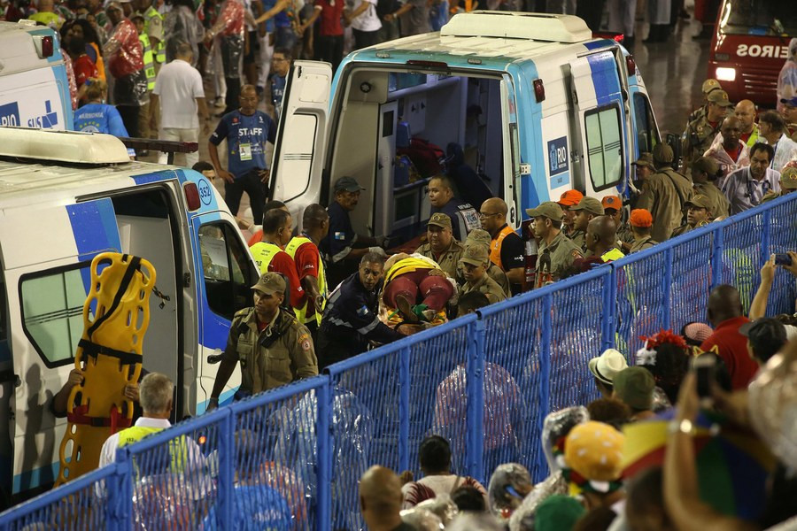 Κατέρρευσε άρμα στο καρναβάλι του Ρίο, τουλάχιστον 20 τραυματίες
