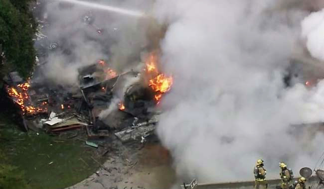 Αεροσκάφος έπεσε πάνω σε σπίτια στην Καλιφόρνια – Τουλάχιστον τέσσερις νεκροί [Βίντεο]
