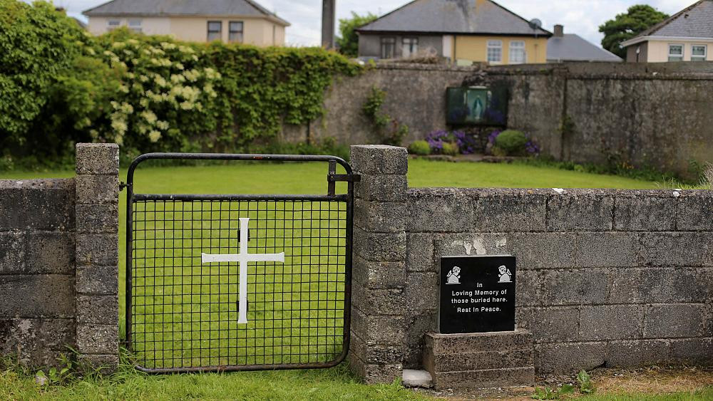 Σοκ στην Ιρλανδία από ανακάλυψη μαζικού τάφου εκατοντάδων βρεφών στην αυλή ιδρύματος