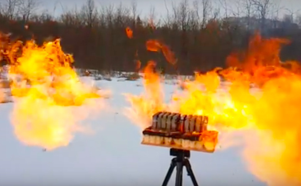 Τι θα συμβεί εάν βάλετε φωτιά σε 100 αναπτήρες [ΒΙΝΤΕΟ]