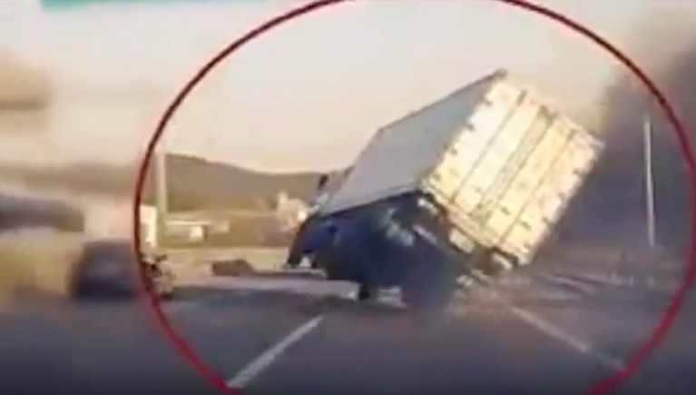 Οδηγός φορτηγού αποφεύγει το ατύχημα την τελευταία στιγμή! [ΒΙΝΤΕΟ]