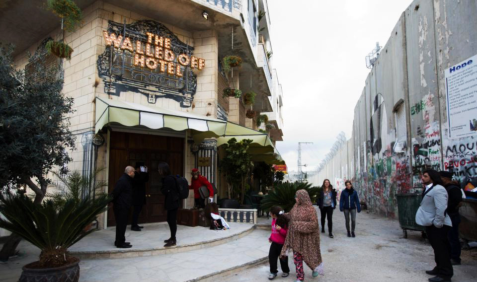Το ξενοδοχείο του Banksy στη Δυτική Όχθη έχει… τη «χειρότερη θέα στον κόσμο»