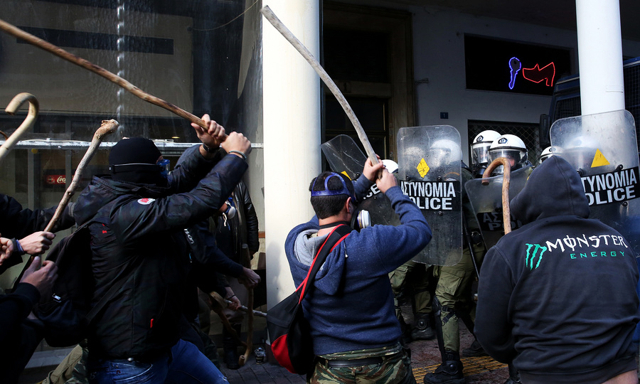 Κόντρα στη Βουλή για τα επεισόδια με τους αγρότες