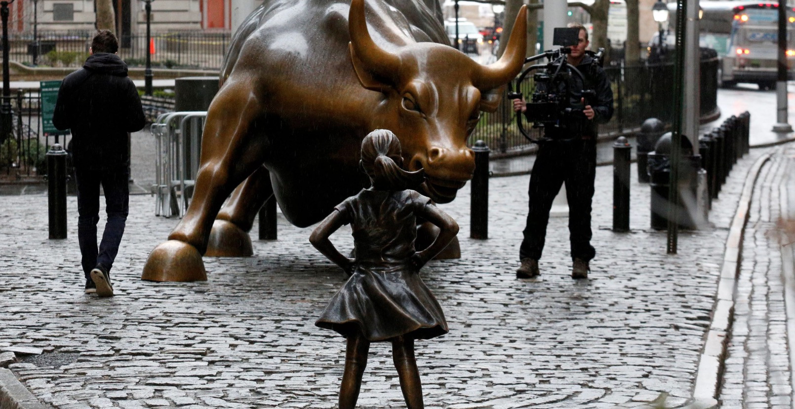 Ένα ατρόμητο κοριτσάκι απέναντι στον ταύρο της Wall Street [ΒΙΝΤΕΟ]