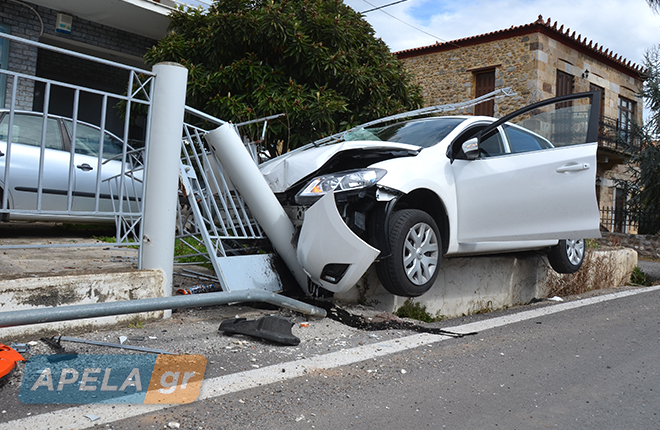 Απίστευτο τροχαίο: Αυτοκίνητο πετάχτηκε στον αέρα και μπήκε στην αυλή σπιτιού [ΦΩΤΟ+ΒΙΝΤΕΟ]