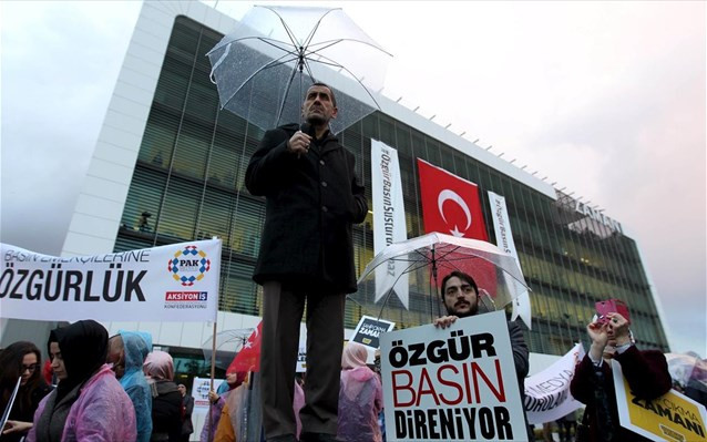 Τουρκία: Δημοσιογράφοι διαδήλωσαν υπέρ των φυλακισμένων συναδέλφων τους