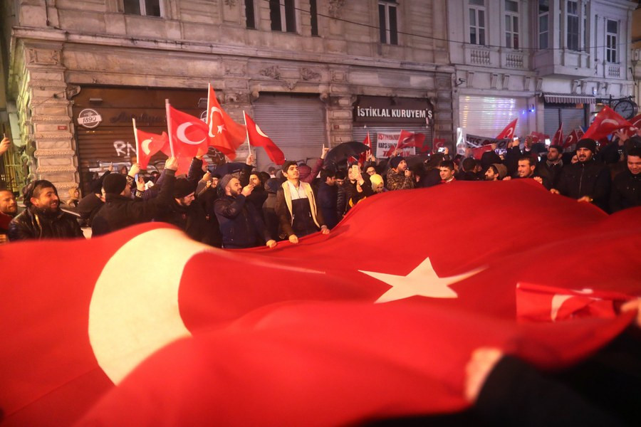 Με σκληρά αντίποινα απειλεί η Τουρκία την Ολλανδία