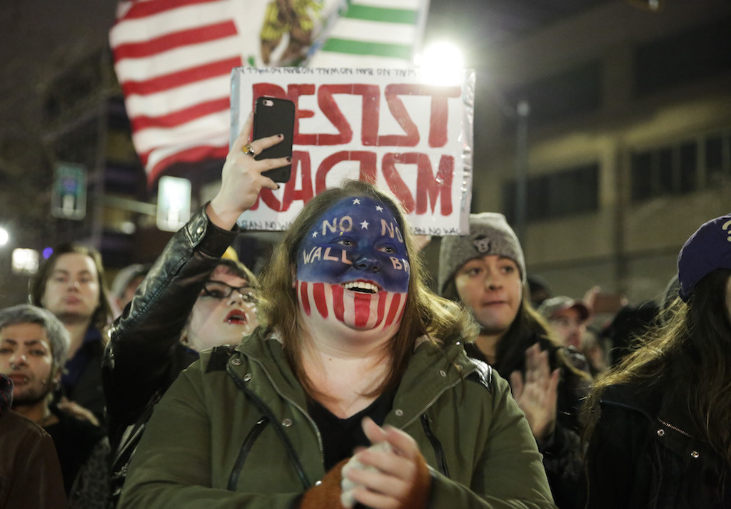 Η Πολιτεία της Ουάσιγκτον επιμένει εναντίον του αντιμεταναστευτικού διατάγματος Τραμπ