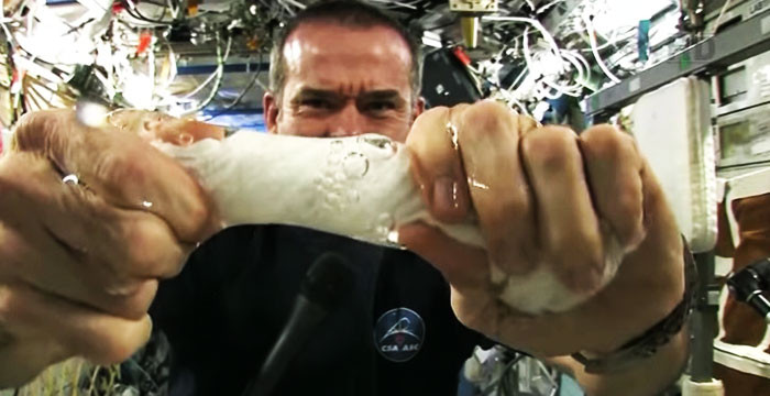 ΒΙΝΤΕΟ: Δείτε πως είναι να στραγγίζετε μια πετσέτα στο διάστημα!