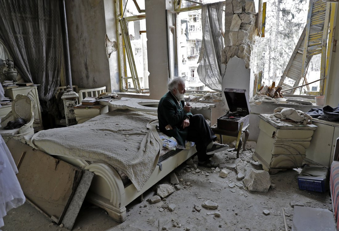 Ο άνθρωπος στα ερείπια του πολέμου: Η ιστορία πίσω από τη φωτογραφία [ΒΙΝΤΕΟ]