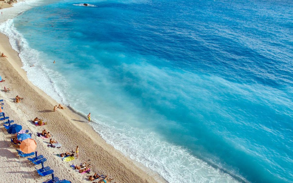 Πρώτη στον κόσμο παραλία της Λευκάδας…. Δείτε όλες τις αποχρώσεις του μπλε