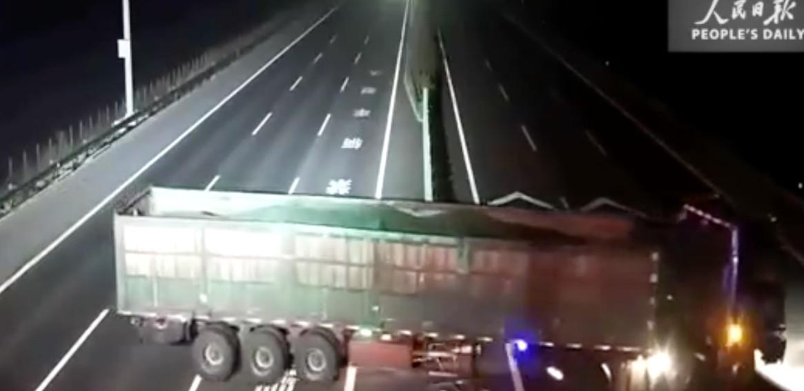 Κίνα: Οδηγός φορτηγού ξηλώνει τα κιγκλιδώματα για να κάνει αναστροφή! [ΒΙΝΤΕΟ]