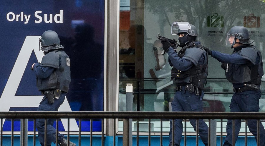 Τζιχαντιστής γνωστός στις αρχές ο δράστης της επίθεσης στο Παρίσι