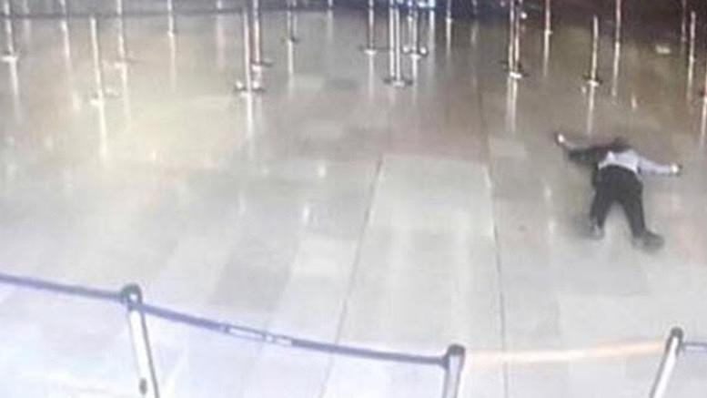 Παρίσι: Φωτογραφία – ντοκουμέντο με τον δράστη της επίθεσης νεκρό στο αεροδρόμιο
