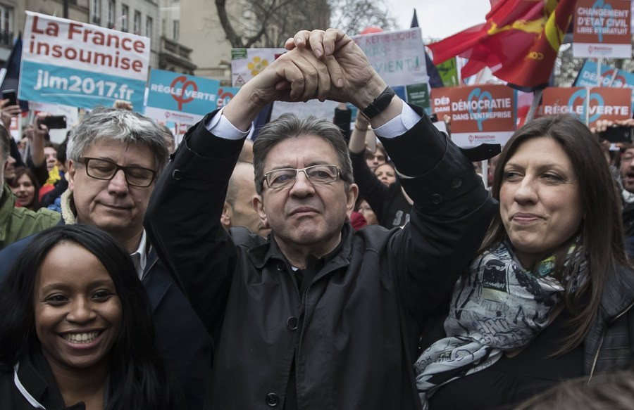 Παρίσι: Στην «πρώτη γραμμή» της συγκέντρωσης Μελανσόν η Ζωή Κωνσταντοπούλου