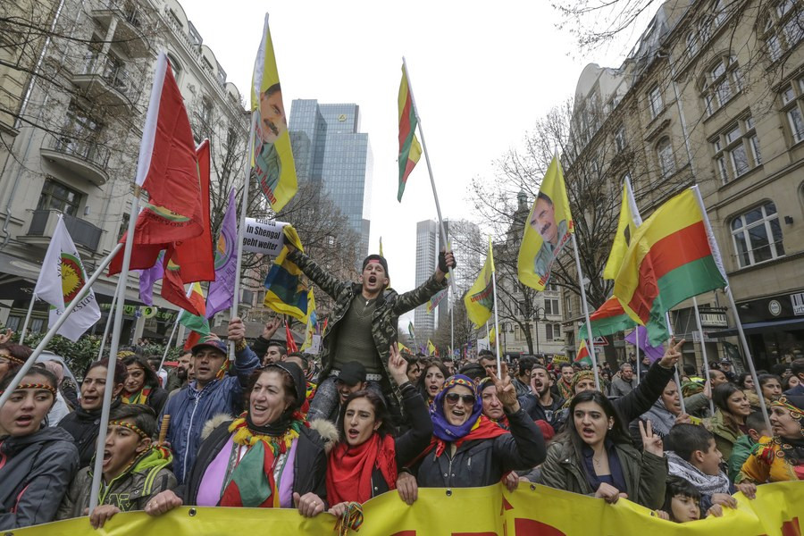 Χιλιάδες Κούρδοι διαδήλωσαν στη Φρανκφούρτη κατά του Ερντογάν [ΒΙΝΤΕΟ]