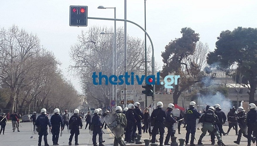 Θεσσαλονίκη: Ένταση στην αντιφασιστική διαμαρτυρία, με συμπλοκές και προσαγωγές [BINTEO]