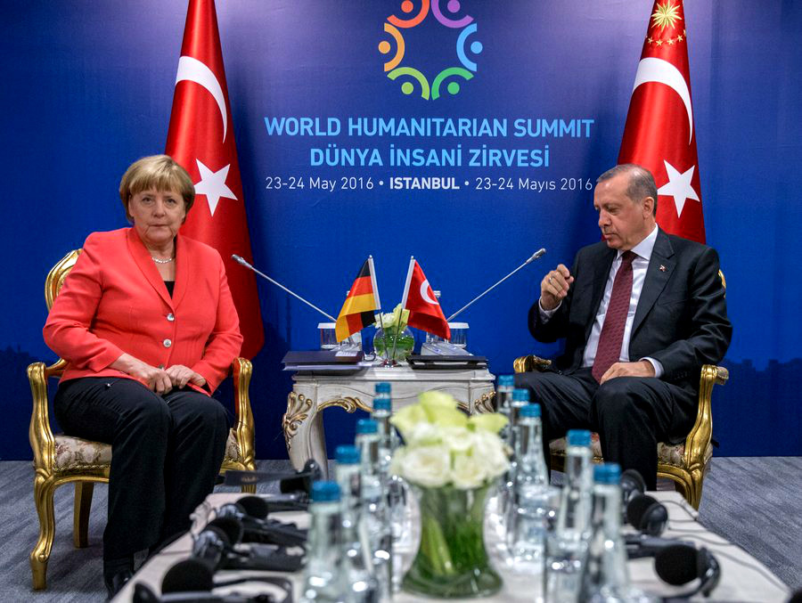 Στα άκρα Γερμανία και Τουρκία, σε κίνδυνο η συμφωνία για το προσφυγικό
