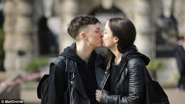 Πως θα αντιδρούσατε εάν βλέπατε δυο γυναίκες να φιλιούνται; [ΒΙΝΤΕΟ]