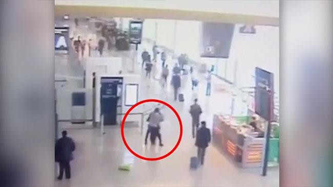 Παρίσι: Καρέ – καρέ η επίθεση του τζιχαντιστή στο αεροδρόμιο Ορλί [ΒΙΝΤΕΟ]