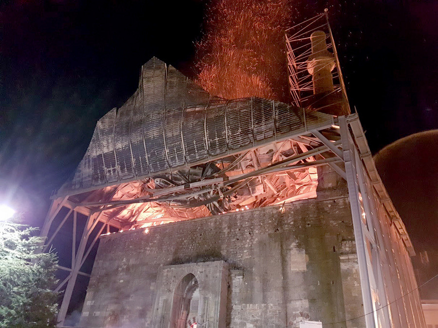 Μεγάλη πυρκαγιά κατέκαψε το ιστορικό τέμενος Βαγιαζήτ στο Διδυμότειχο [ΒΙΝΤΕΟ]