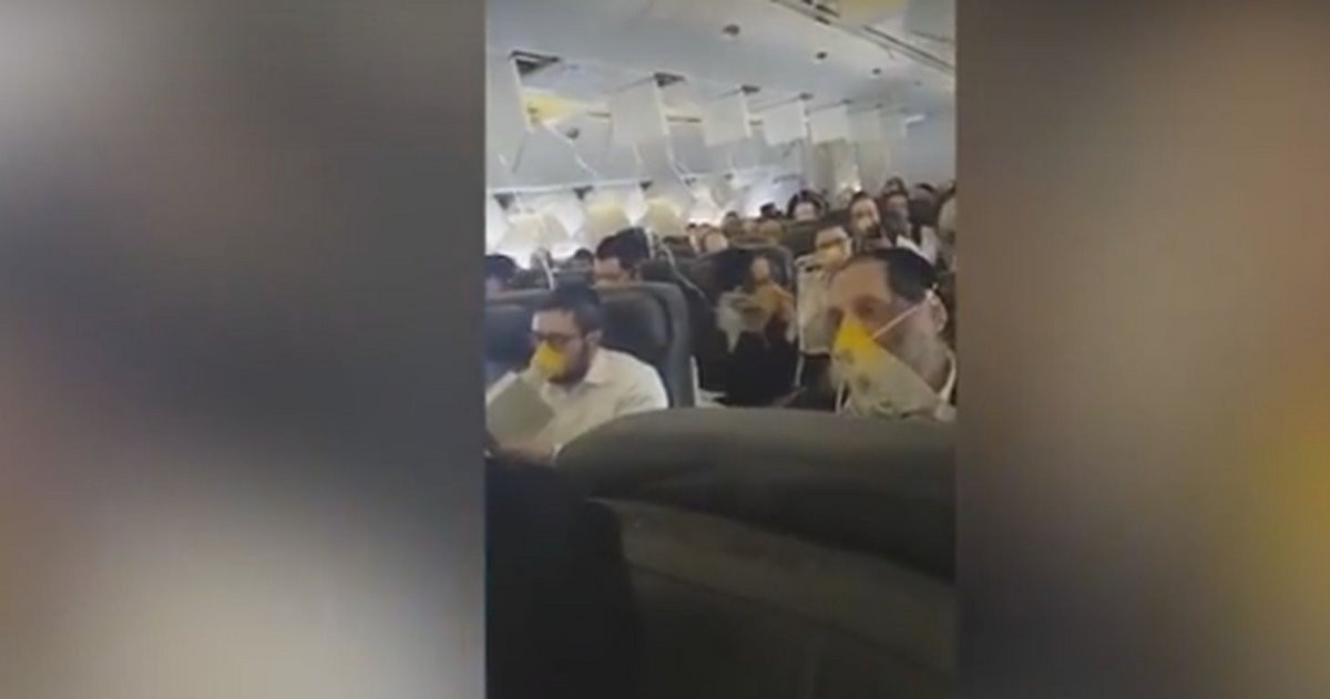 Προσκυνητές – επιβάτες αεροπλάνου αρχίζουν να προσεύχονται όταν πέφτουν οι μάσκες οξυγόνου [ΒΙΝΤΕΟ]