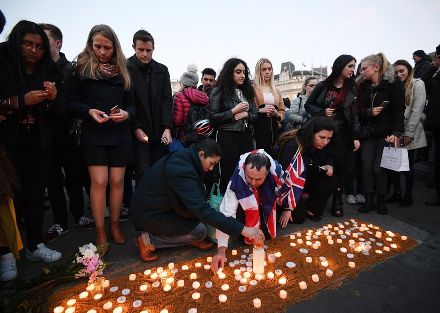 Λονδίνο: Αγρυπνία στην Πλατεία Τραφάλγκαρ για τα θύματα της επίθεσης [ΦΩΤΟ]