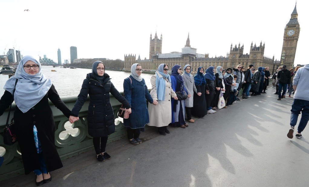 Μουσουλμάνες στο Λονδίνο ένωσαν τα χέρια στο σημείο της επίθεσης