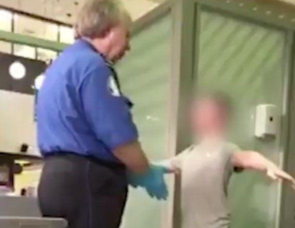 Η ασφάλεια αεροδρομίου κάνει σωματικό έλεγχο επί δυο λεπτά σε ένα παιδί [ΒΙΝΤΕΟ]