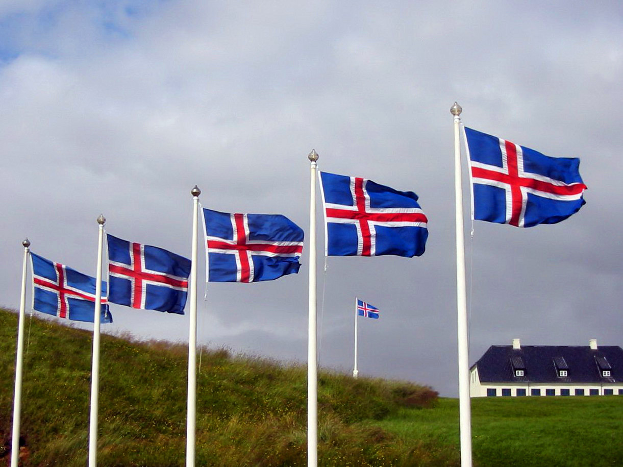 Διασύνδεση της κορόνας με το ευρώ εξετάζει η Ισλανδία