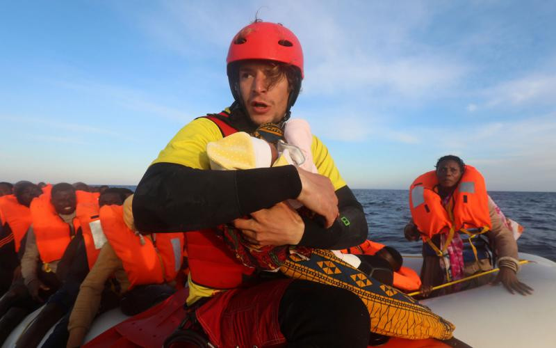 Η φωτογραφία: Μωράκι 4 ημερών διασώζεται από προσφυγικό ναυάγιο στη Μεσόγειο