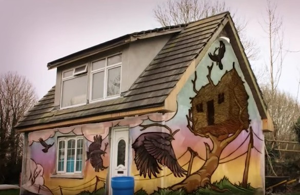 Καλλιτέχνης… spiderman ζωγραφίζει ολόκληρο το σπίτι του! [ΒΙΝΤΕΟ]