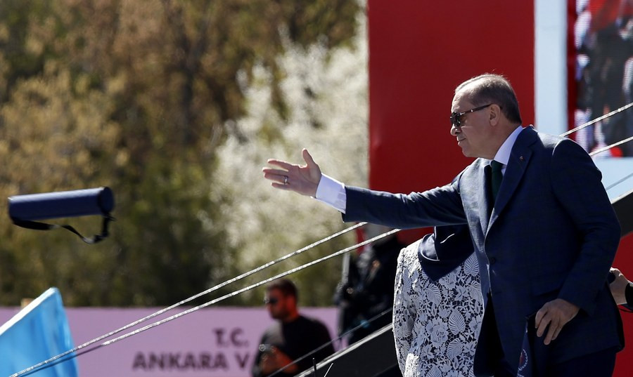 Μέχρι και τους Κούρδους «αγάπησε» ο Ερντογάν για να κερδίσει το δημοψήφισμα