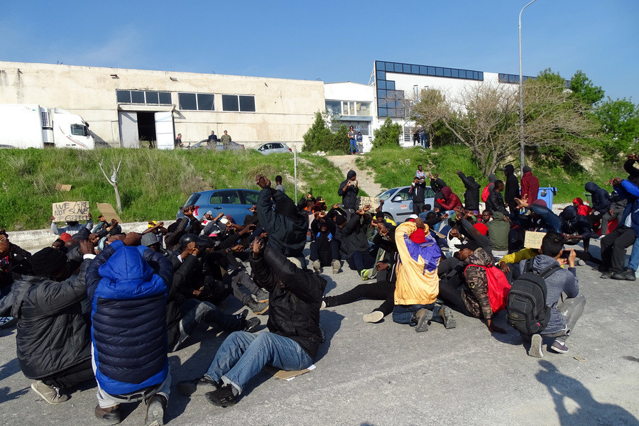 «Στοπ στις απελάσεις»: Μετανάστες έκαναν κατάληψη σε δρόμο στη Λέσβο