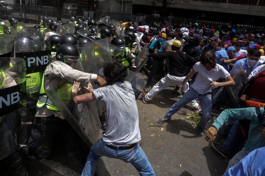 Βενεζουέλα: Συγκρούσεις στις διαδηλώσεις κατά του Μαδούρο [ΒΙΝΤΕΟ]