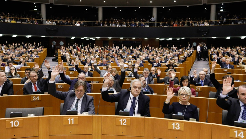 «Σταματήστε να καταστρέφετε την Ελλάδα», ζητούν 44 ευρωβουλευτές
