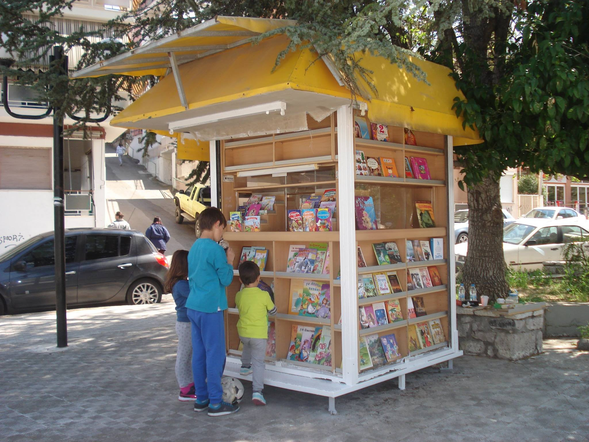 Ανταλλακτική βιβλιοθήκη για μικρούς και μεγάλους στο παλιό περίπτερο