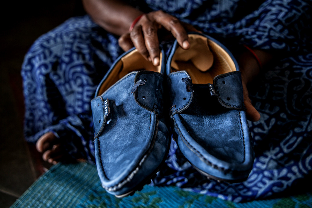 Οι «αόρατες» γυναίκες που ράβουν τα επώνυμα παπούτσια