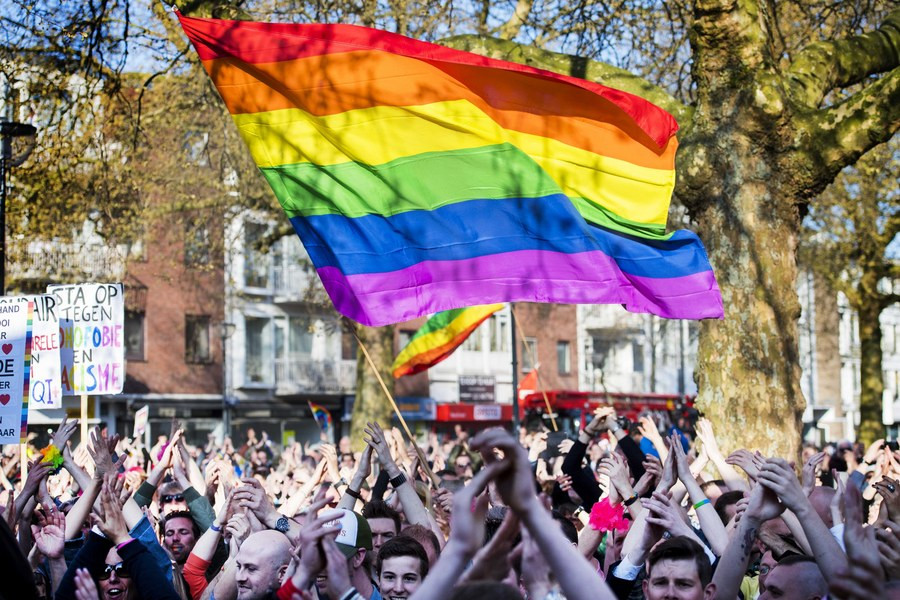 Ολλανδία: Μαζικές διαδηλώσεις ενάντια στην ομοφοβία