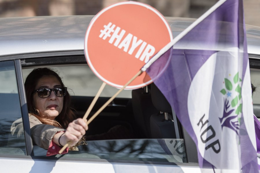 Τουρκία: Οι υποστηρικτές του «Όχι» αναζητούν εναλλακτικούς τρόπους για να περάσουν το μήνυμά τους