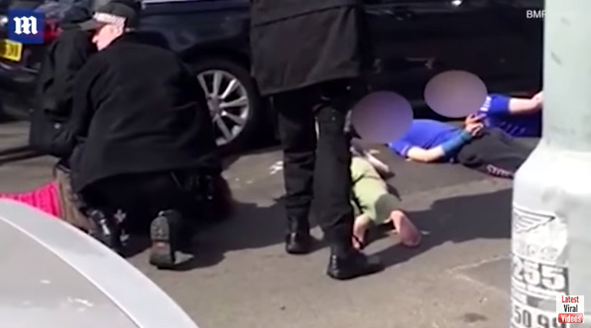 Οπλισμένοι αστυνομικοί κατά παιδιών: Τα έριξαν στο έδαφος και τους πέρασαν χειροπέδες [Βίντεο]