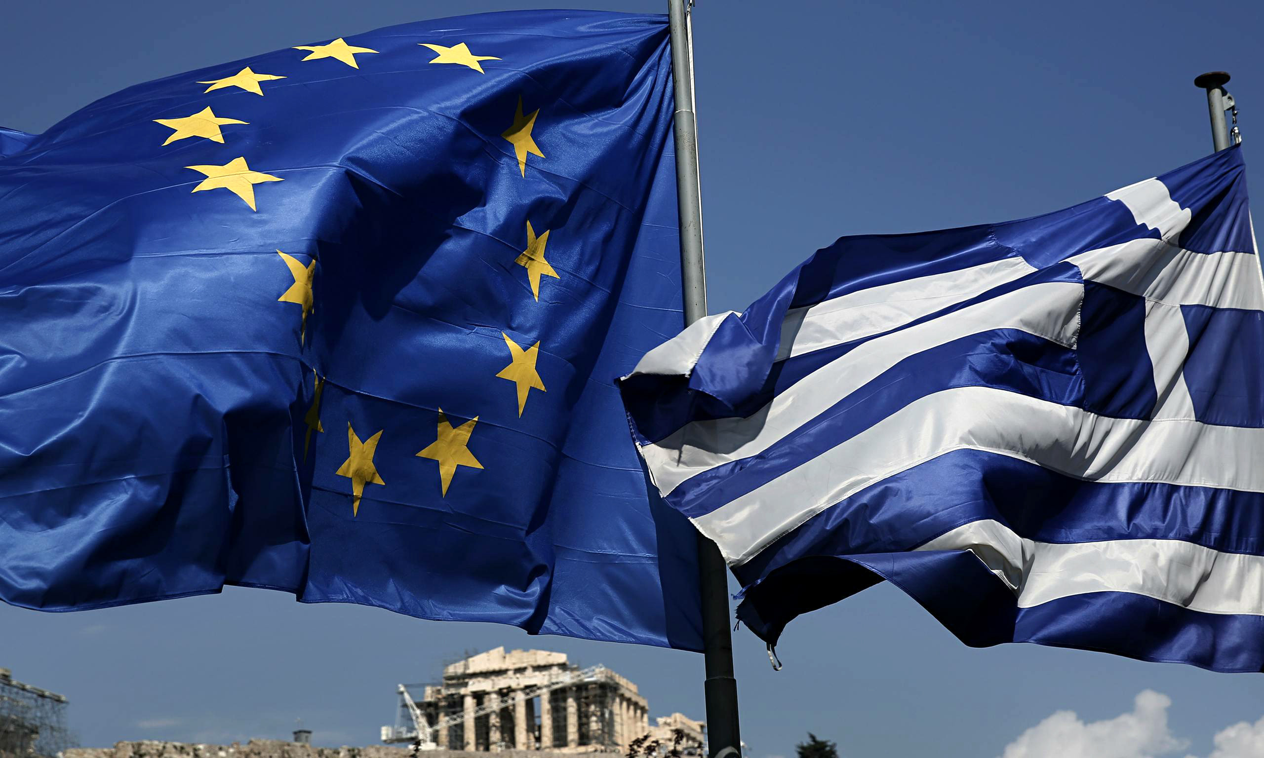 Bloomberg: Να σταματήσει η υποκρισία των δανειστών για το ελληνικό χρέος