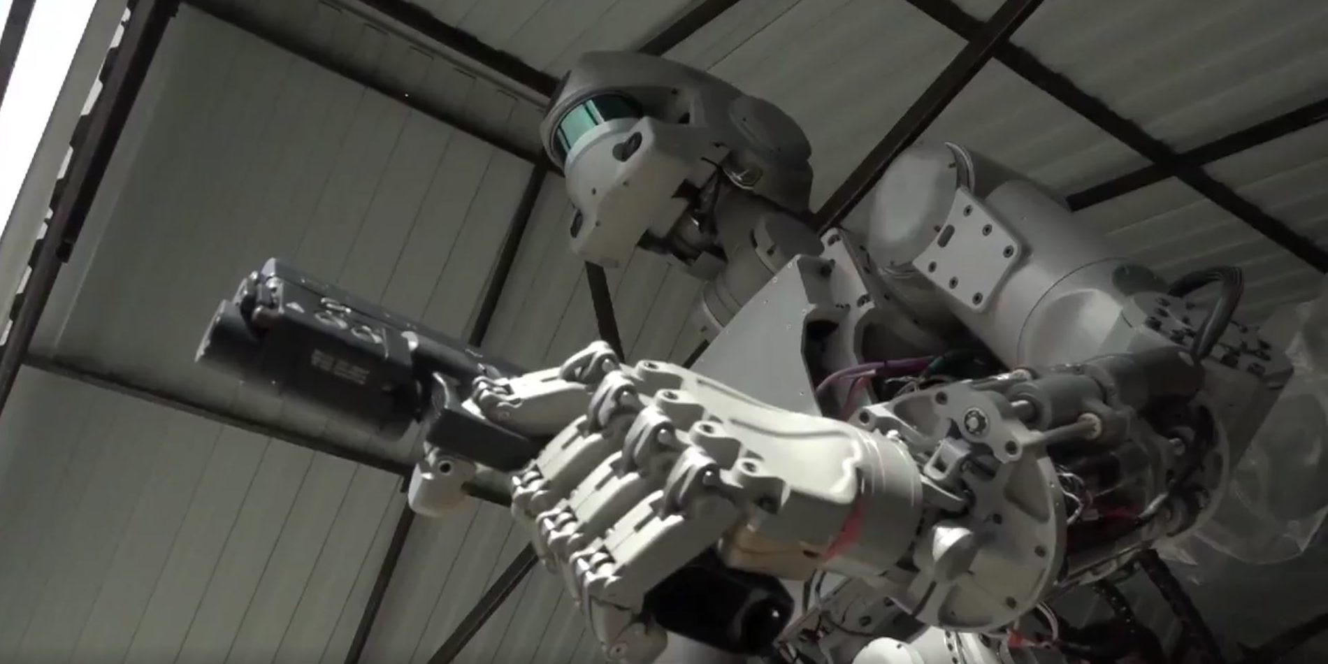 Ρωσικό ρομπότ «Εξολοθρευτής» πυροβολεί, οδηγεί και θα πάει στο διάστημα [ΒΙΝΤΕΟ]