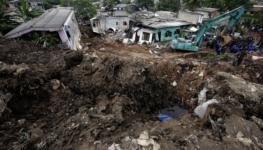 Σρι Λάνκα: Σαράντα σπίτια θάφτηκαν στα σκουπίδια – 16 νεκροί σε παραγκούπολη [ΒΙΝΤΕΟ]