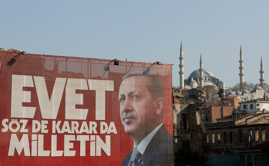 Οι Τούρκοι στις κάλπες: Θα πουν «ναι» ή «όχι» στον Ερντογάν;