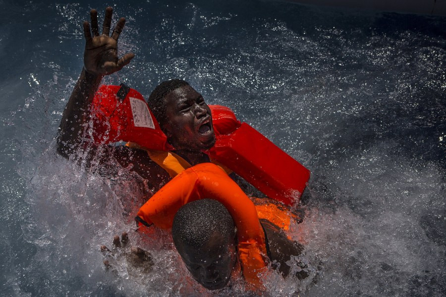 Τουλάχιστον 20 άνθρωποι νεκροί σε νέο προσφυγικό ναυάγιο στη Μεσόγειο