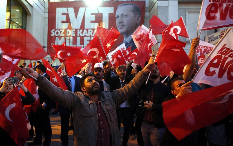 Τουρκικό δημοψήφισμα: Οριακή επικράτηση του «ναι» – Νοθεία καταγγέλλει η αντιπολίτευση